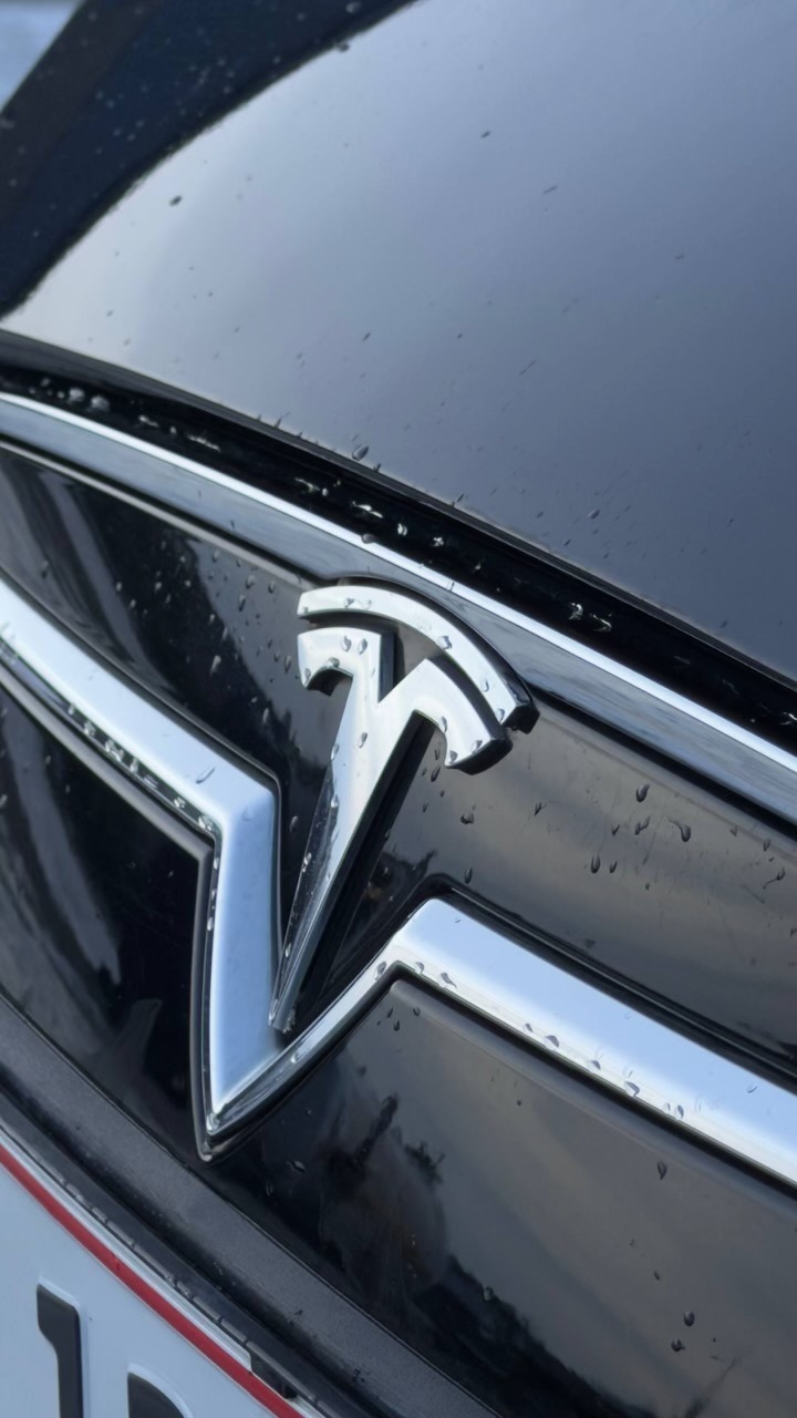 Blå Tesla Model S fra 2015