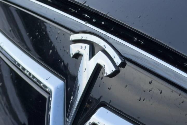 Blå Tesla Model S fra 2015