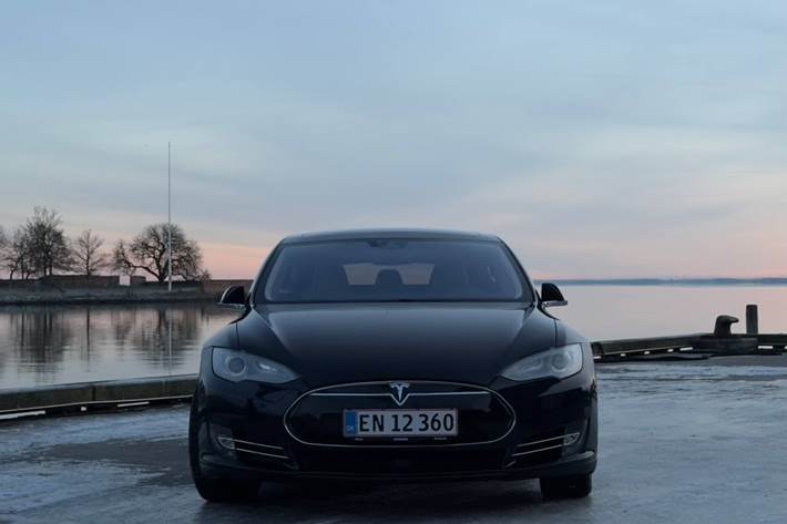 Blå Tesla Model S fra 2015