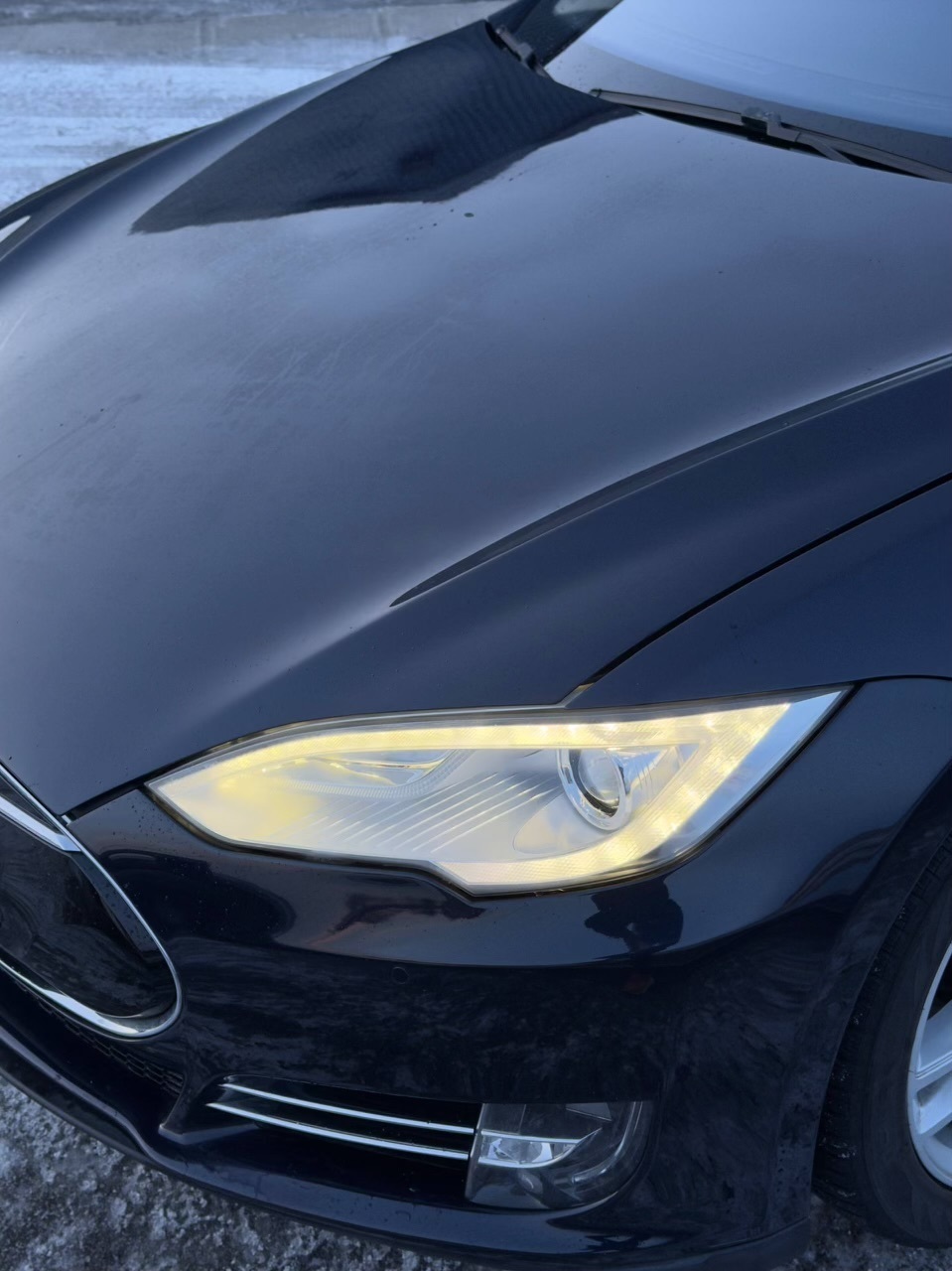 Blå Tesla Model S fra 2015