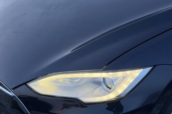 Blå Tesla Model S fra 2015