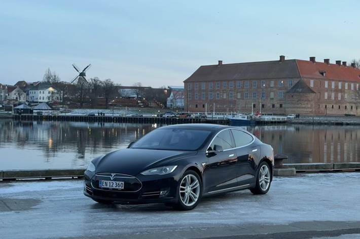 Blå Tesla Model S fra 2015