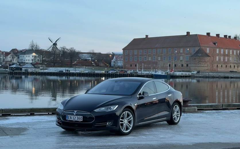 Tesla Model S 85R