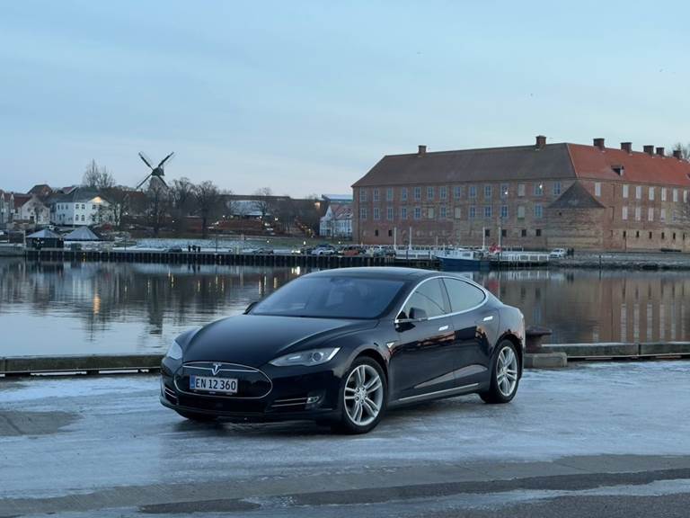 Tesla Model S 85R
