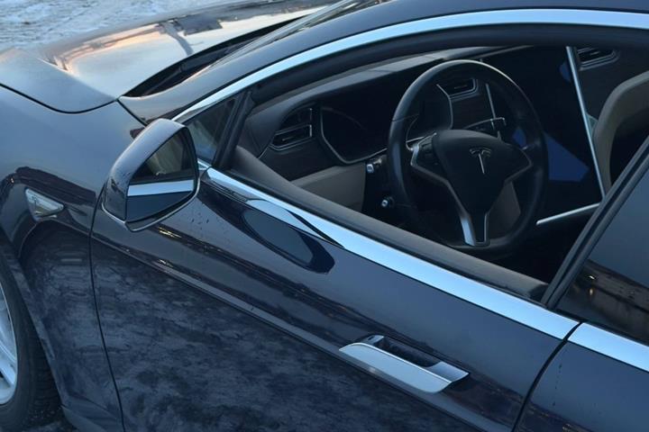 Blå Tesla Model S fra 2015