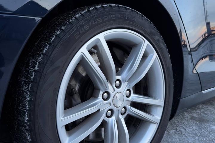 Blå Tesla Model S fra 2015