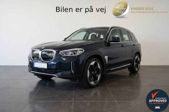 Blå BMW iX3 fra 2021 set udefra