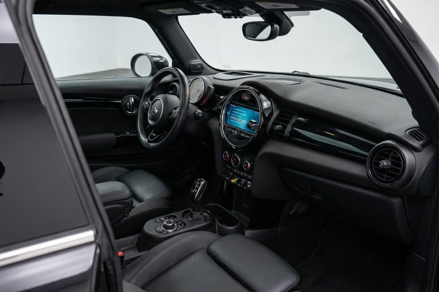 Blå Mini Cooper fra 2023