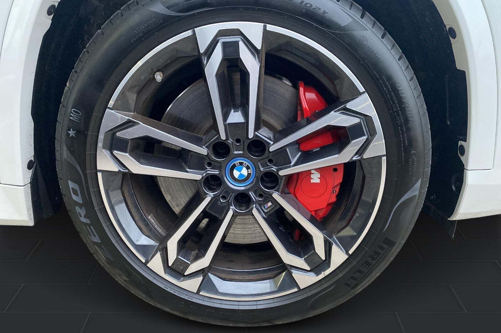 Hvid BMW iX1 fra 2025