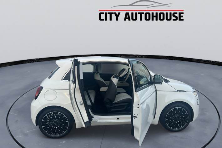 Hvid Fiat 500e fra 2023