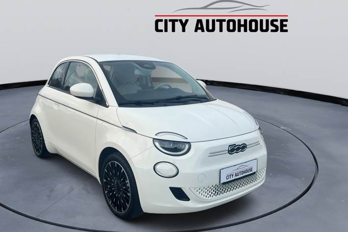 Hvid Fiat 500e fra 2023