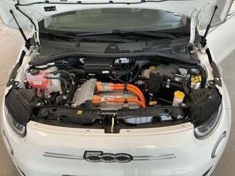 Hvid Fiat 500e fra 2023