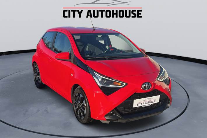 Rød Toyota Aygo fra 2018 set udefra