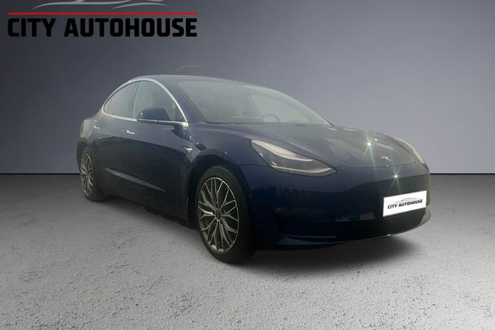 Blå Tesla Model 3 fra 2019 set udefra
