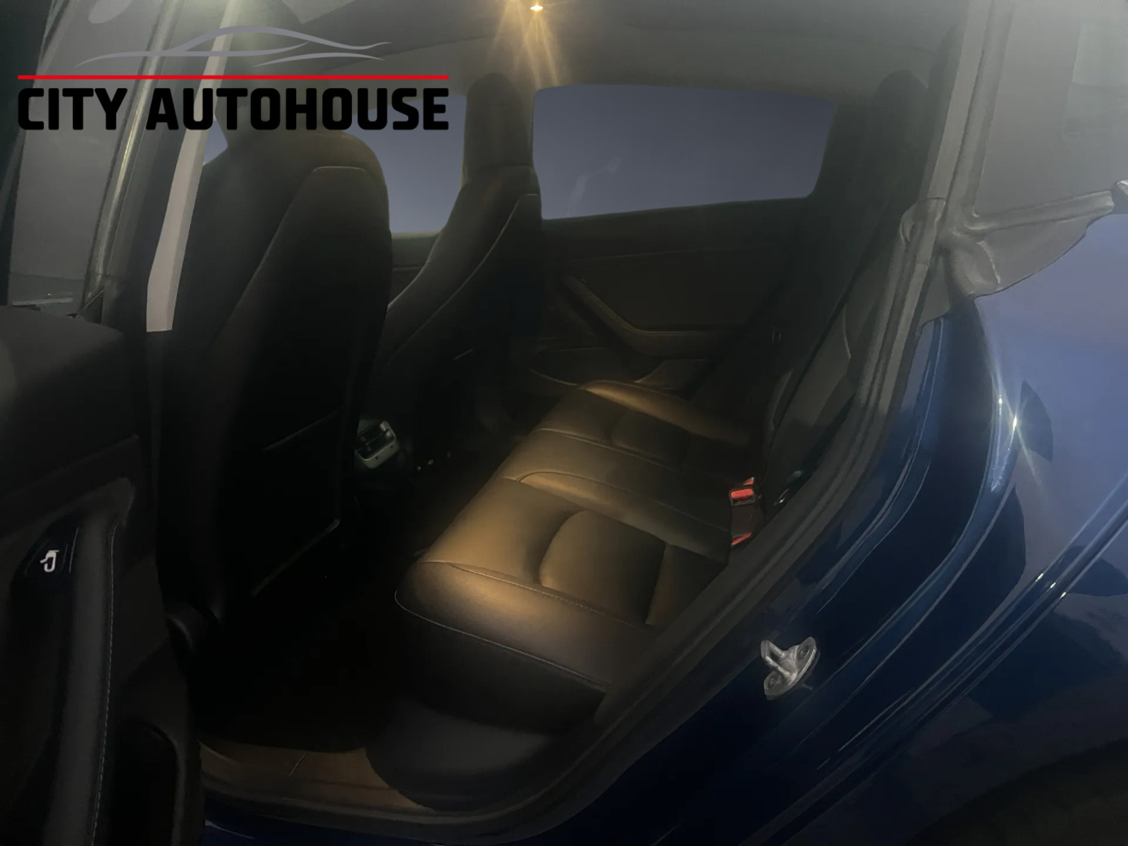 Blå Tesla Model 3 fra 2019