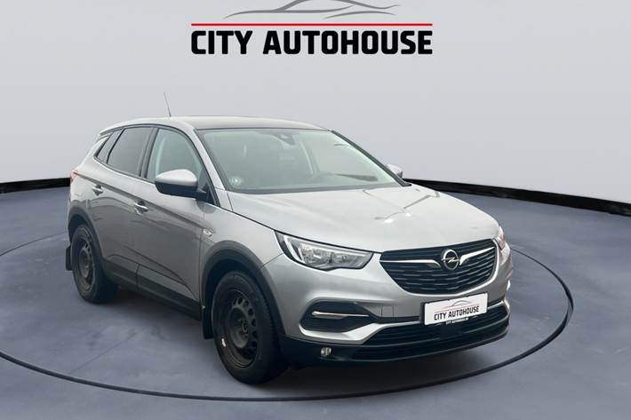 Grå Opel Grandland X fra 2020 set udefra