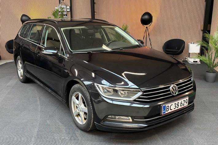 Sort VW Passat fra 2016 set udefra