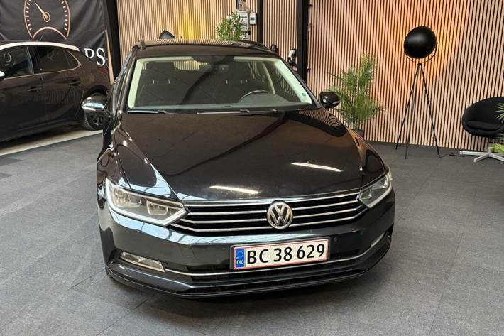 Sort VW Passat fra 2016