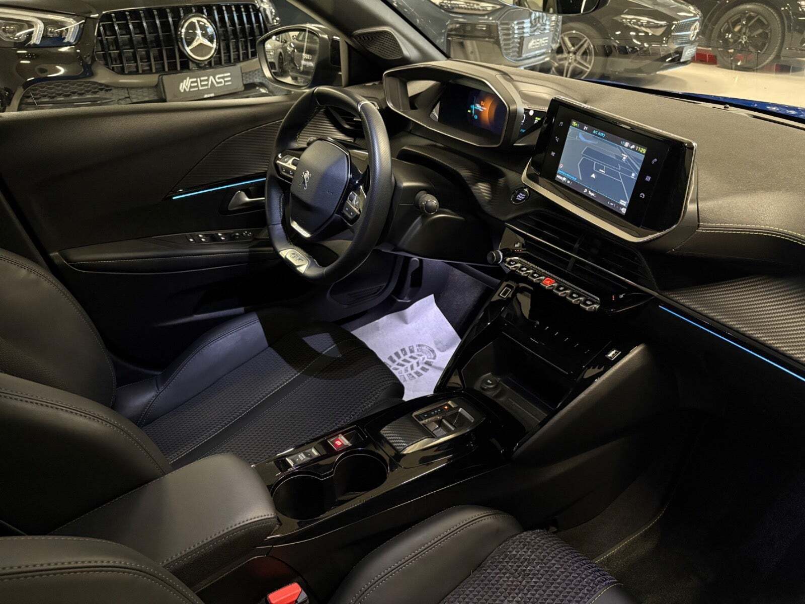 Blå Peugeot e-208 fra 2023