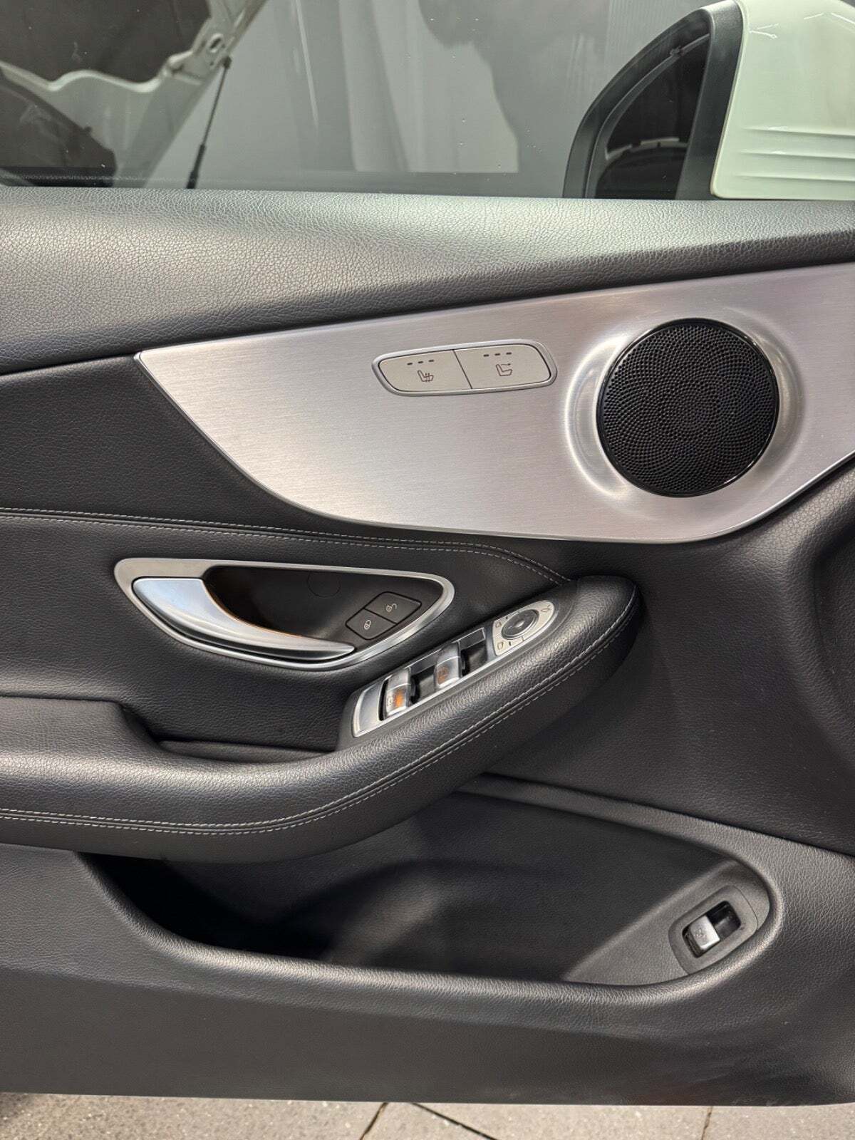 Hvid Mercedes C200 fra 2019