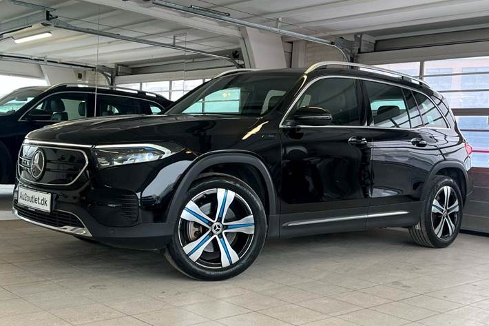 Sort Mercedes EQB300 fra 2022 set udefra