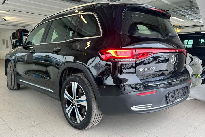 Sort Mercedes EQB300 fra 2022