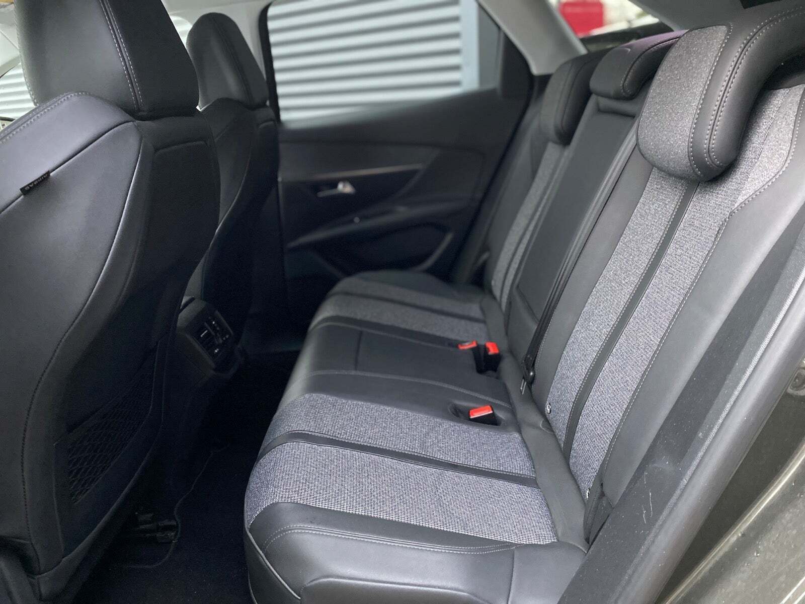 Grå Peugeot 3008 fra 2020