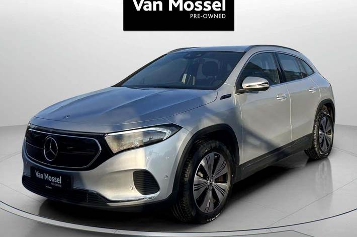 Sølv Mercedes EQA250 fra 2022 set udefra