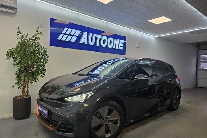 Grå Cupra Born fra 2024 set udefra