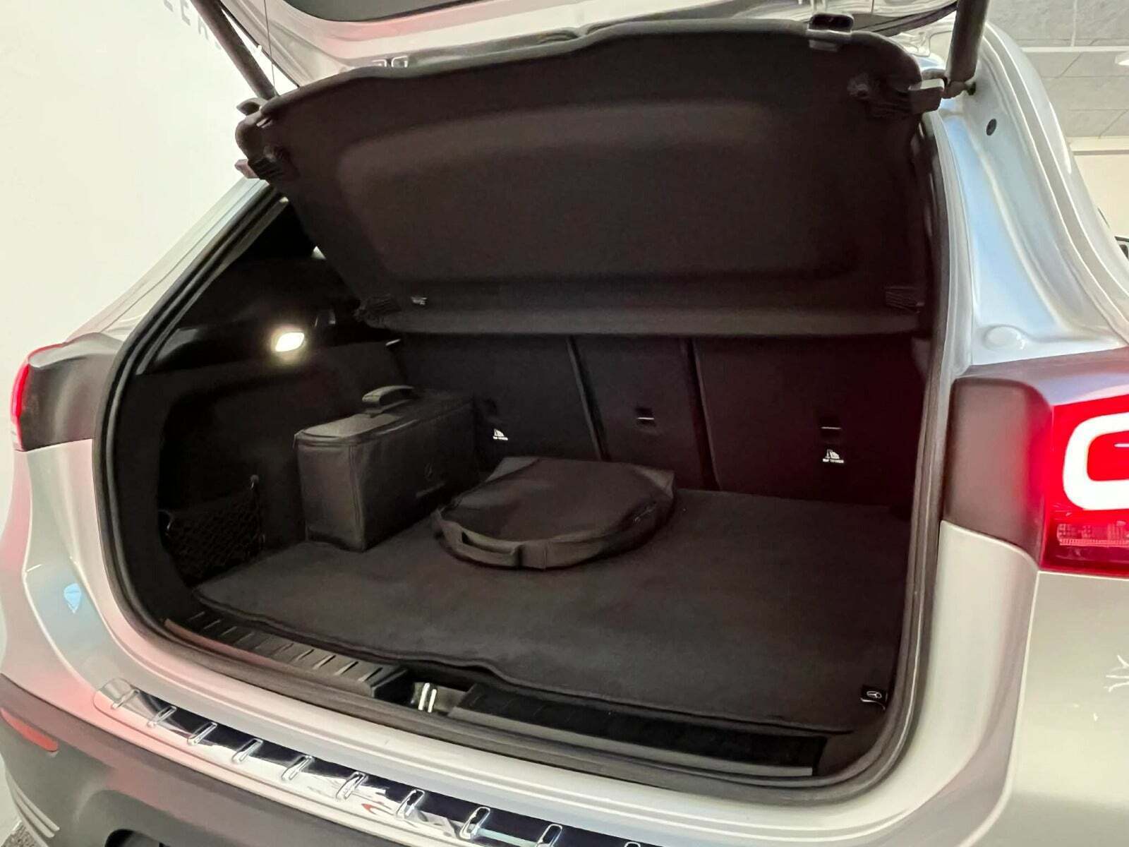 Sølv Mercedes EQA250 fra 2021