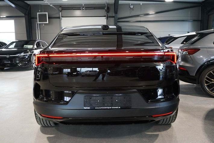 Sort Polestar 4 fra 2025