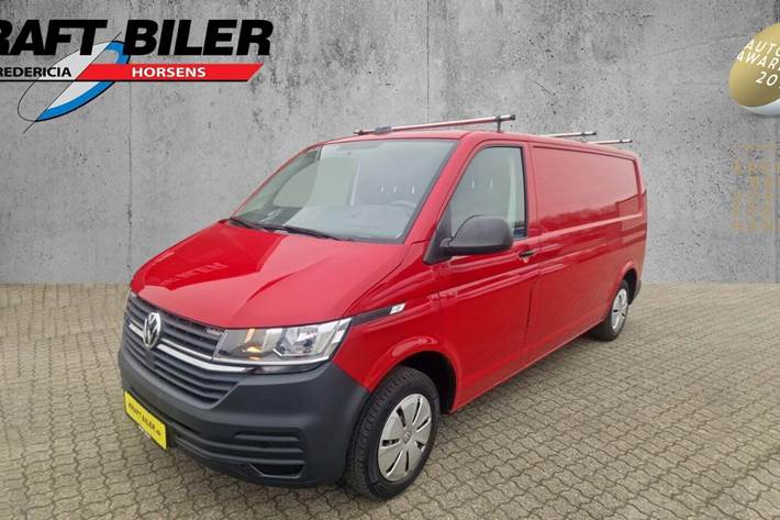 Rød VW Transporter fra 2022 set udefra