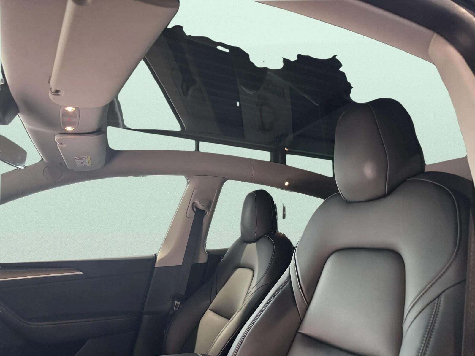 Hvid Tesla Model Y fra 2022