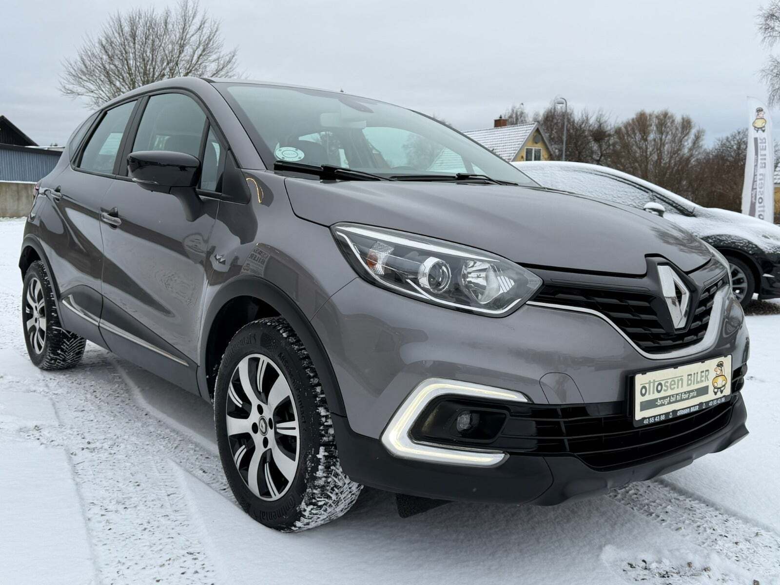 Grå Renault Captur fra 2019 set udefra