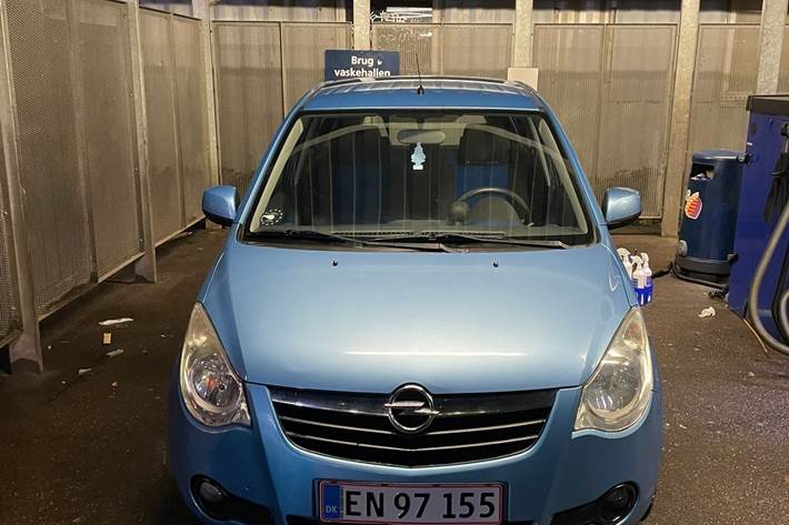 Blå Opel Agila fra 2011