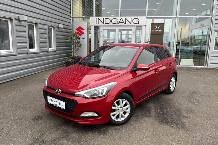 Rød Hyundai i20 fra 2016 set udefra