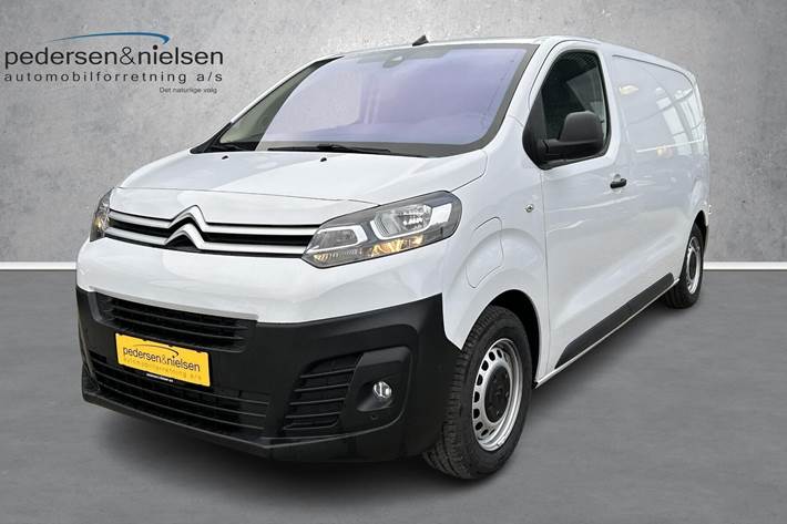 Hvid Citroën e-Jumpy fra 2024 set udefra