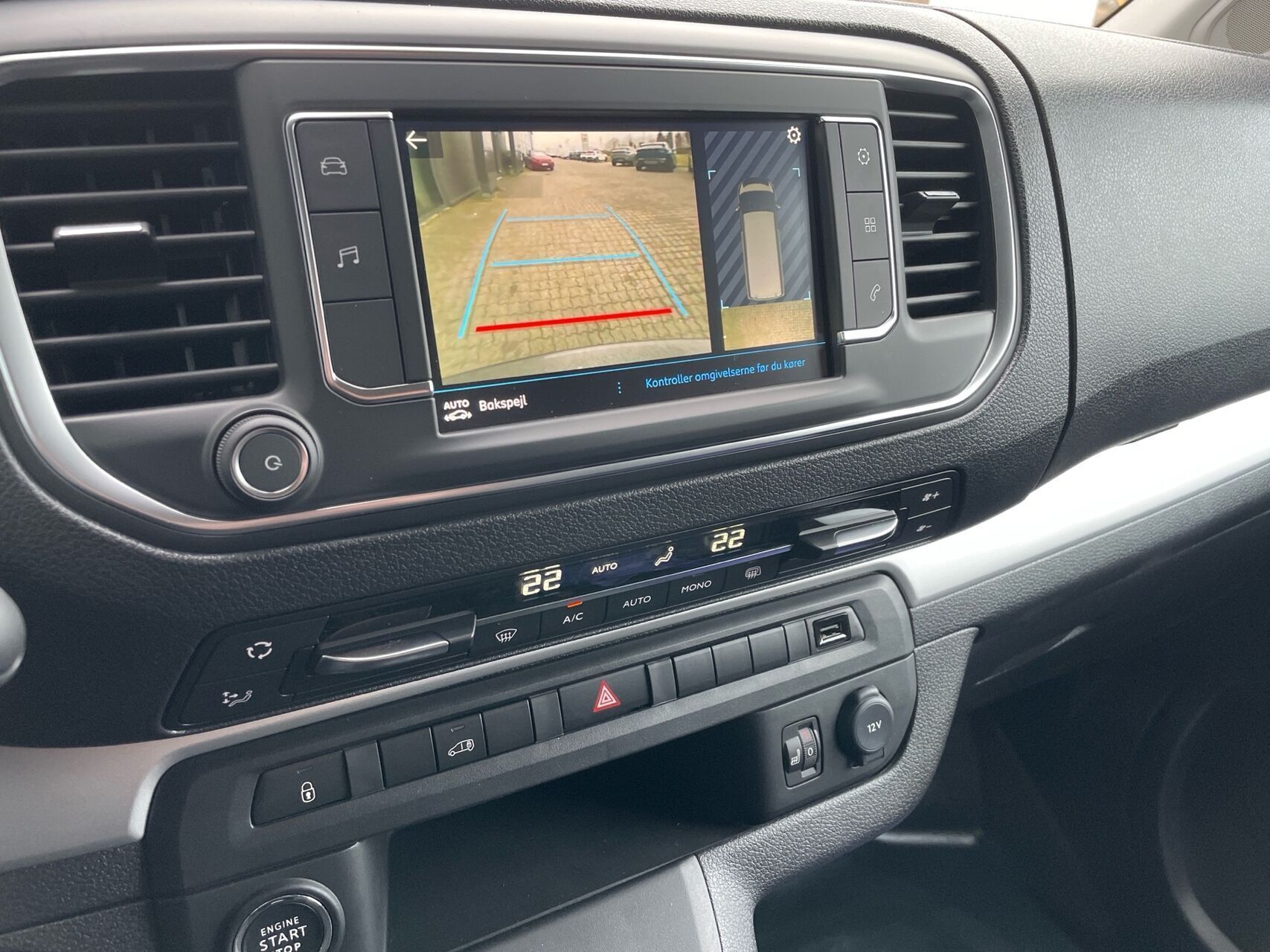 Grå Peugeot Expert fra 2026