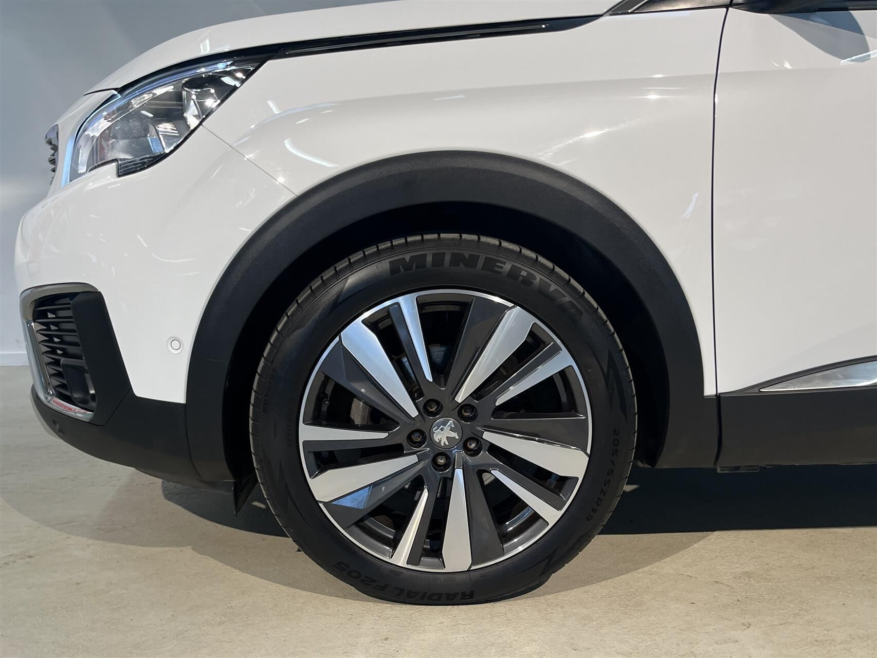 Hvid Peugeot 5008 fra 2019