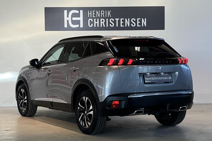 Grå Peugeot 2008 fra 2020