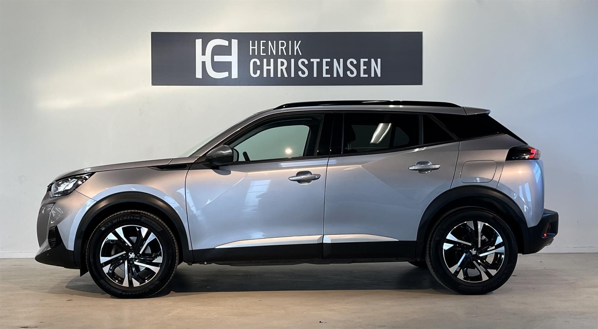 Grå Peugeot 2008 fra 2020