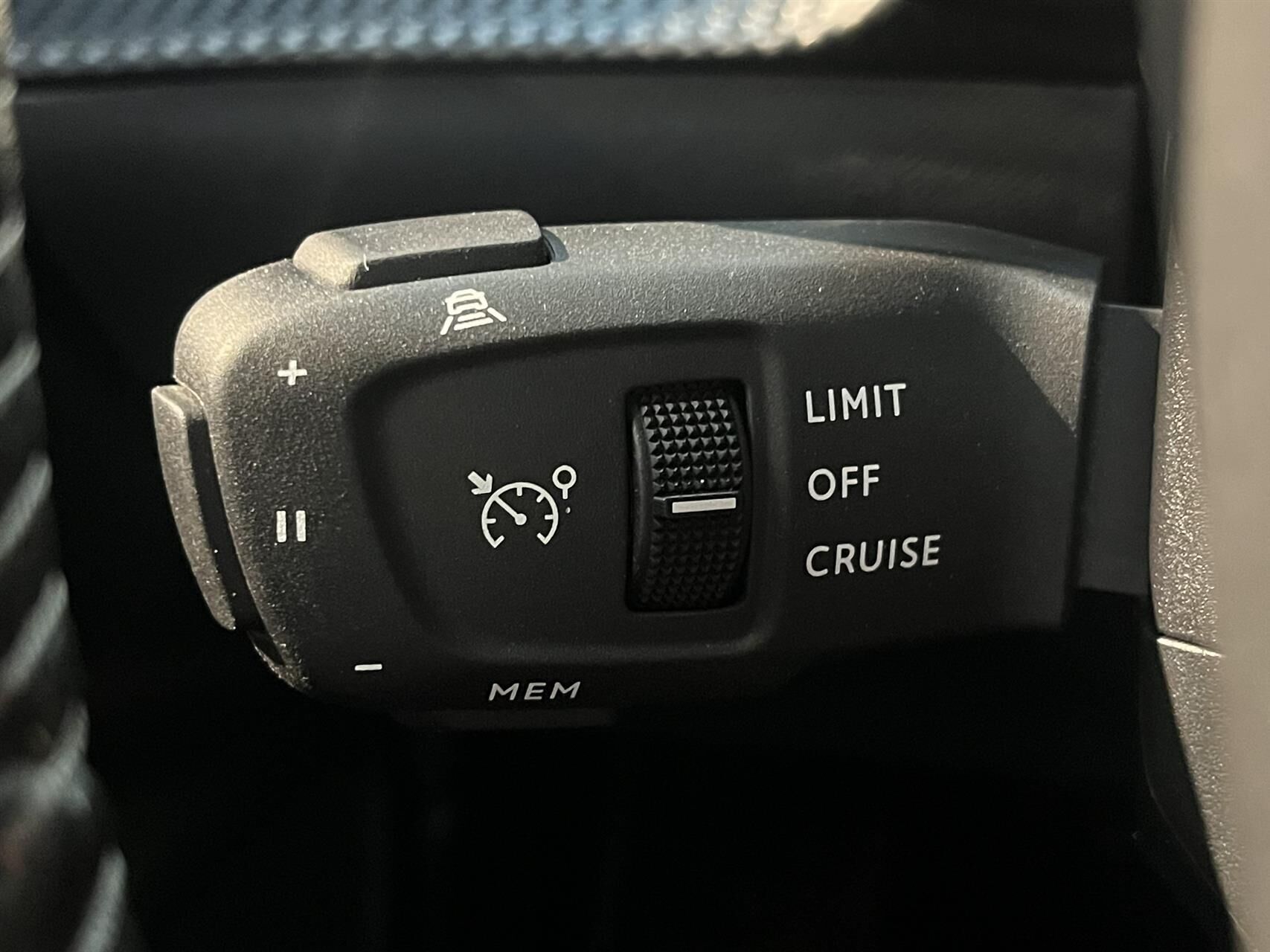 Grå Peugeot 2008 fra 2020