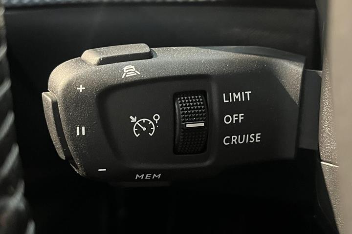 Grå Peugeot 2008 fra 2020