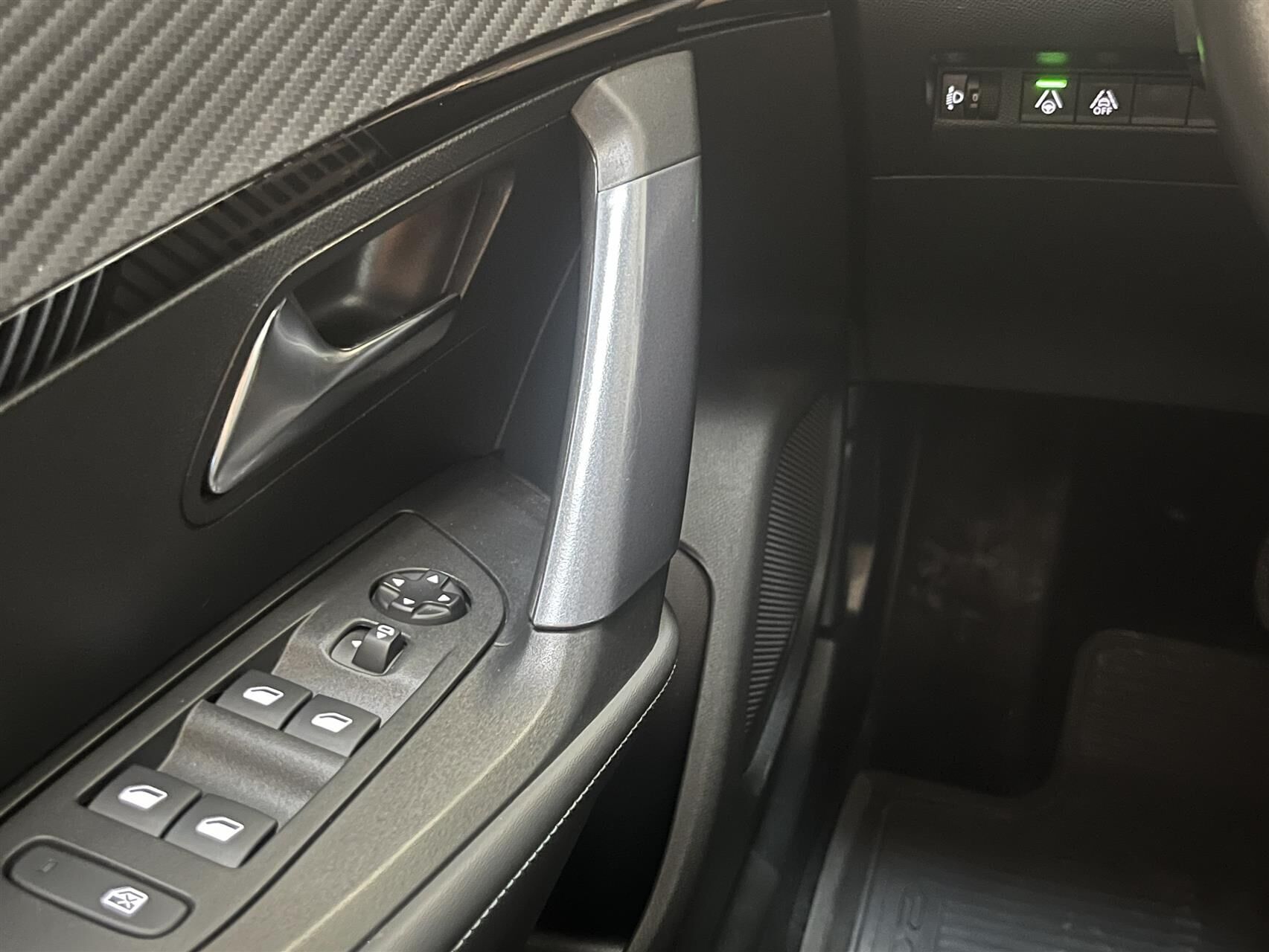 Grå Peugeot 2008 fra 2020