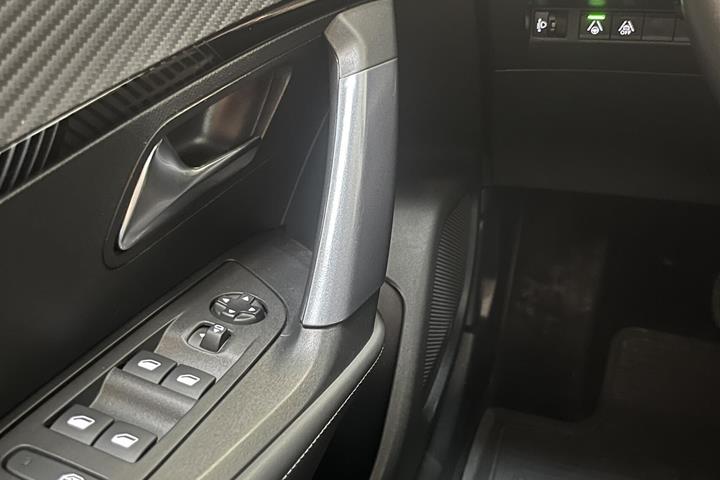 Grå Peugeot 2008 fra 2020