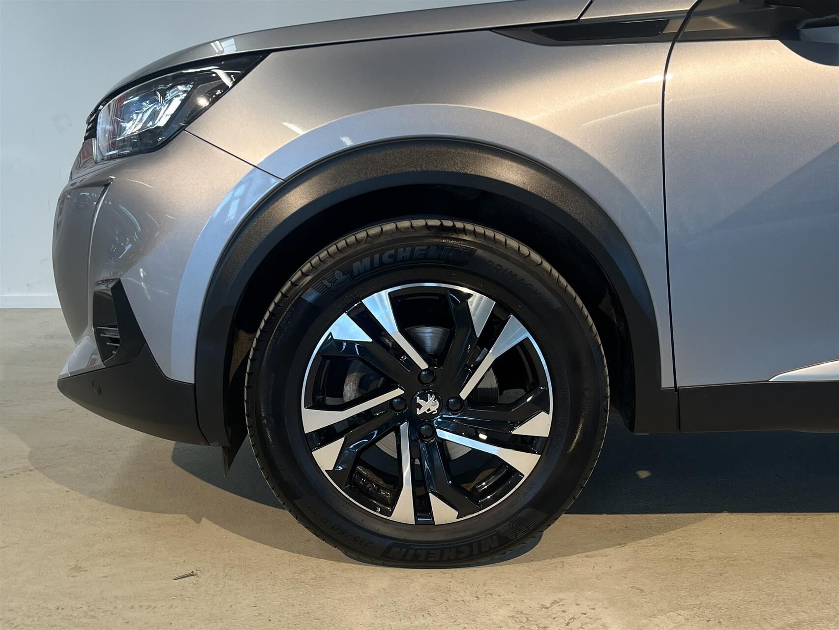 Grå Peugeot 2008 fra 2020