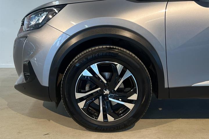 Grå Peugeot 2008 fra 2020