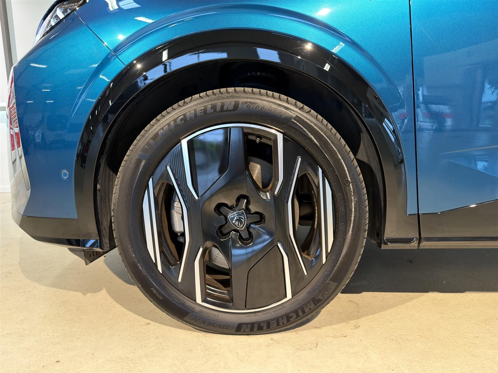 Blå Peugeot e-3008 fra 2024