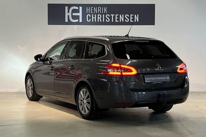 Grå Peugeot 308 fra 2021