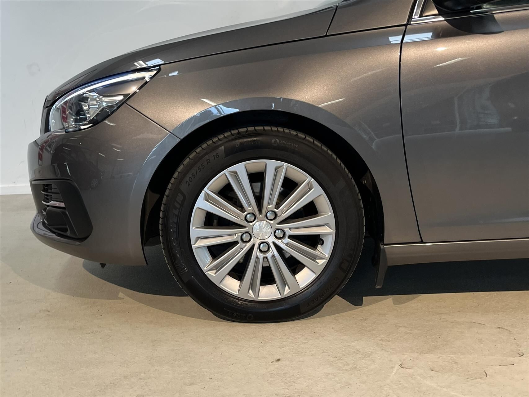 Grå Peugeot 308 fra 2021